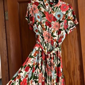 Flower power 🌼 belted shirt dress